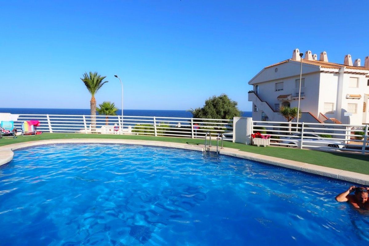 TRIPLEX DE PURO ESTILO MEDITERRÁNEO EN LA URBANIZACIÓN DE AGUAMARINA