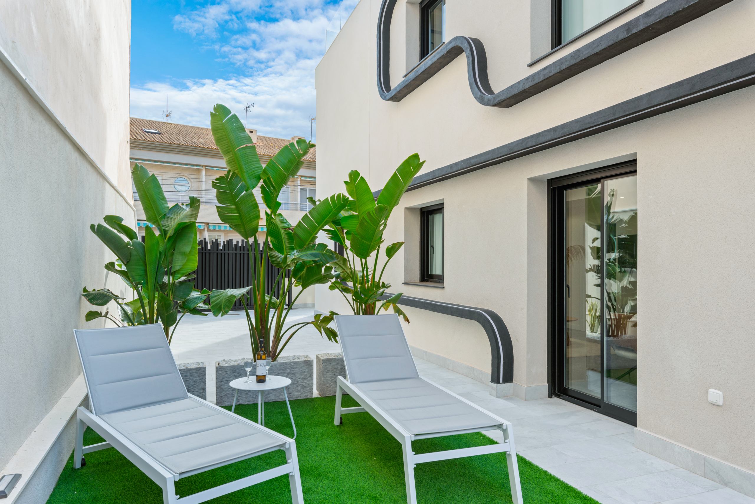 VILLA DE LUJO CON PISCINA PRIVADA, A SOLO 50 M DE LA PLAYA EN TORRE DE LA HORADADA