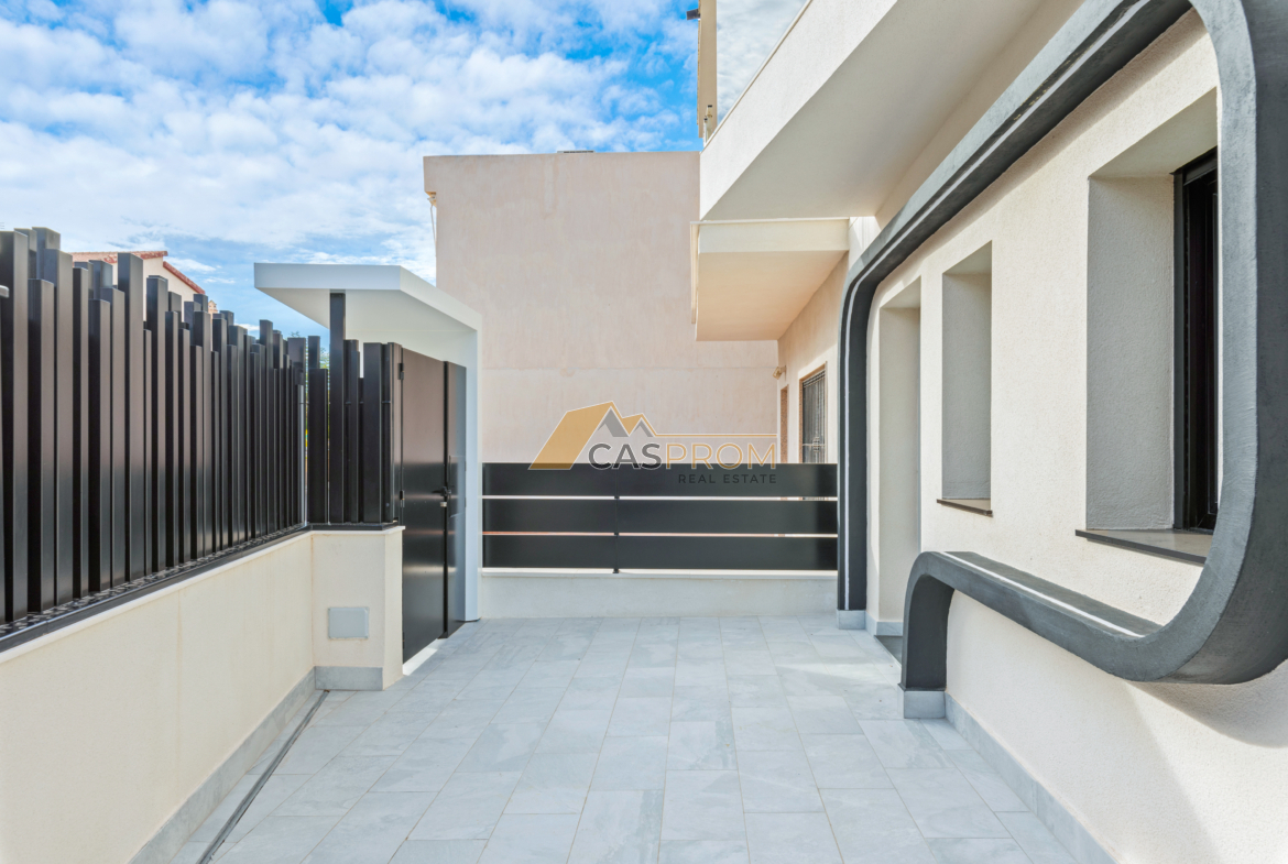 VILLA DE LUJO CON PISCINA PRIVADA, A SOLO 50 M DE LA PLAYA EN TORRE DE LA HORADADA