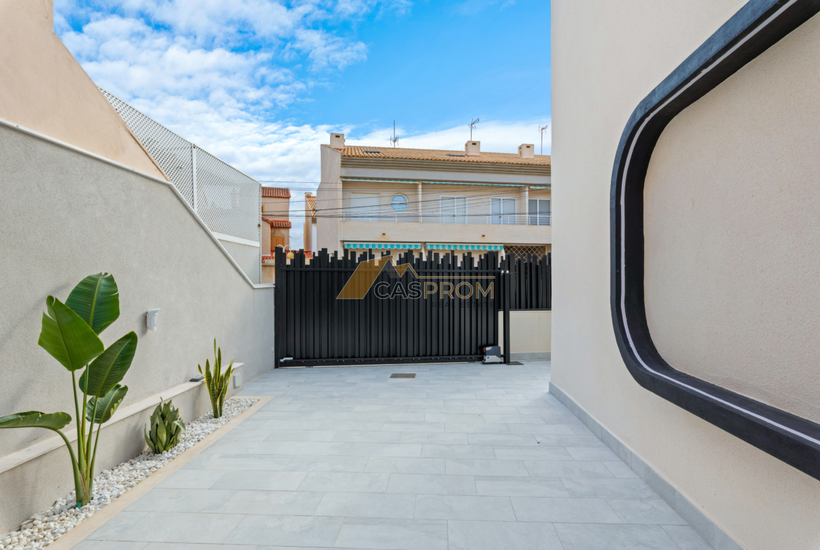 VILLA DE LUJO CON PISCINA PRIVADA, A SOLO 50 M DE LA PLAYA EN TORRE DE LA HORADADA