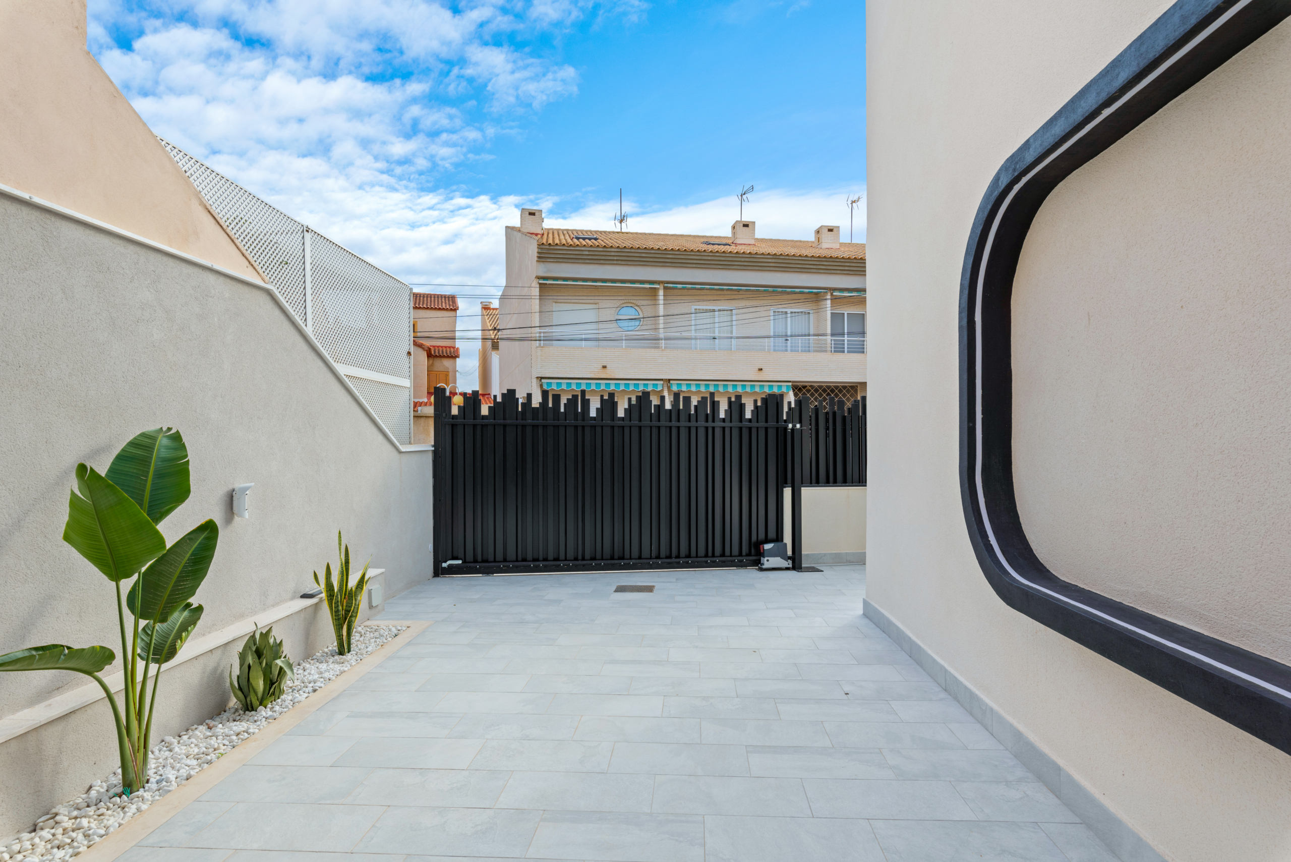 VILLA DE LUJO CON PISCINA PRIVADA, A SOLO 50 M DE LA PLAYA EN TORRE DE LA HORADADA