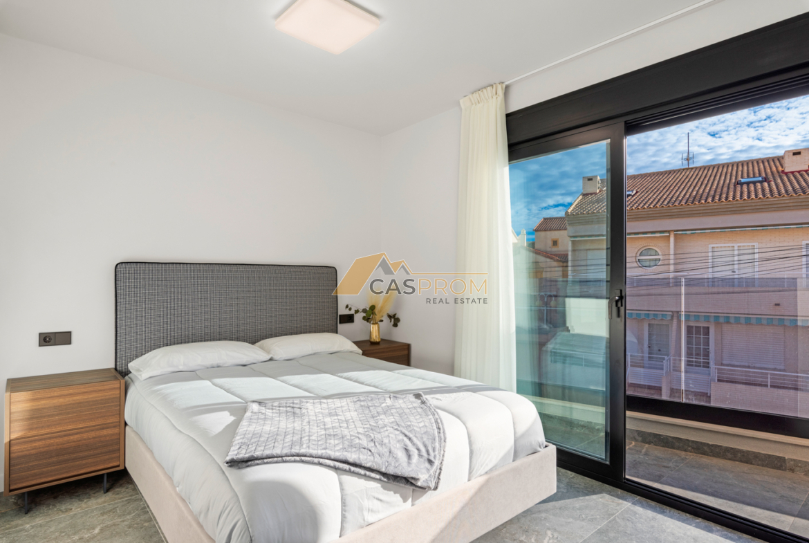 VILLA DE LUJO CON PISCINA PRIVADA, A SOLO 50 M DE LA PLAYA EN TORRE DE LA HORADADA