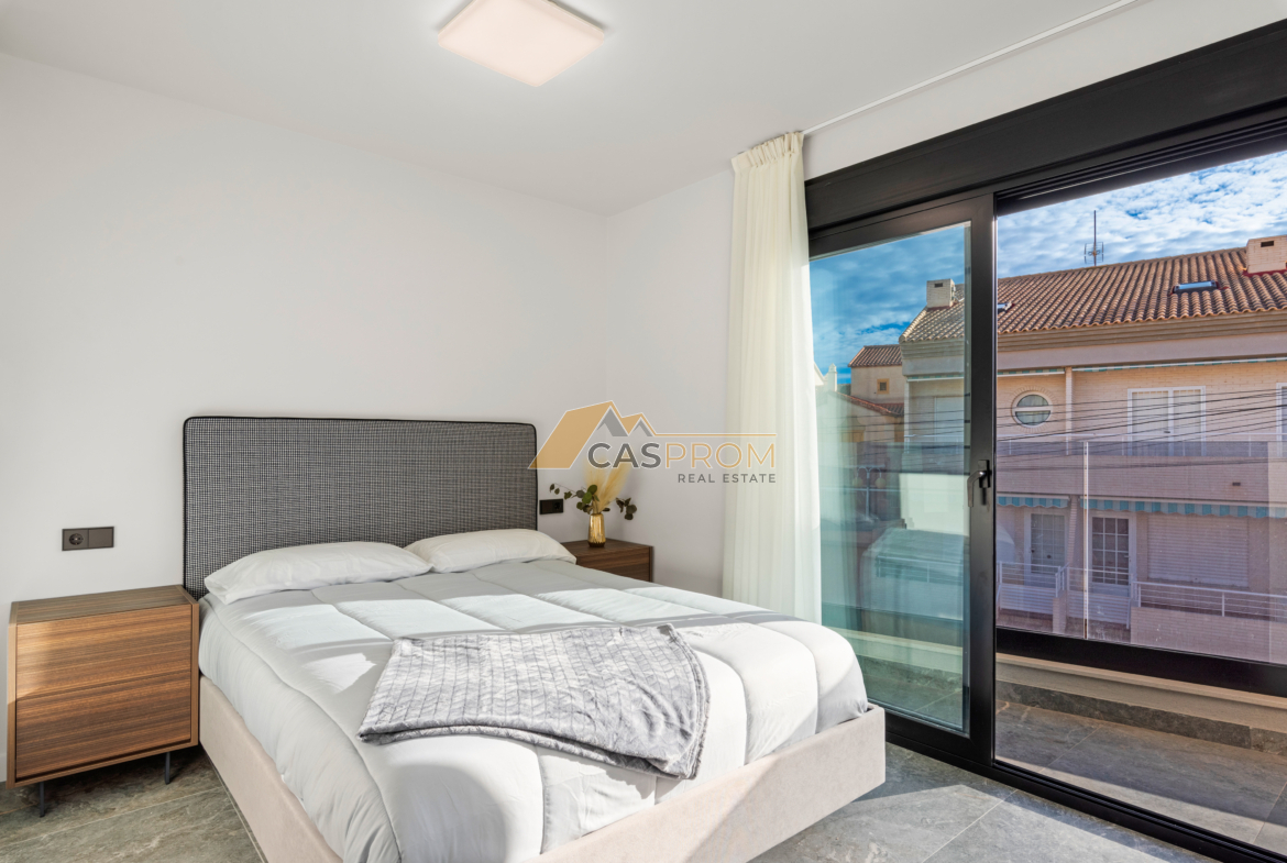VILLA DE LUJO CON PISCINA PRIVADA, A SOLO 50 M DE LA PLAYA EN TORRE DE LA HORADADA