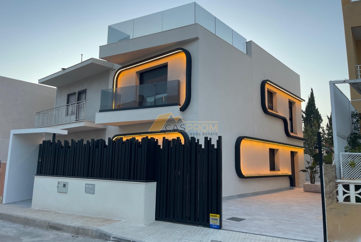 VILLA DE LUJO CON PISCINA PRIVADA, A SOLO 50 M DE LA PLAYA EN TORRE DE LA HORADADA