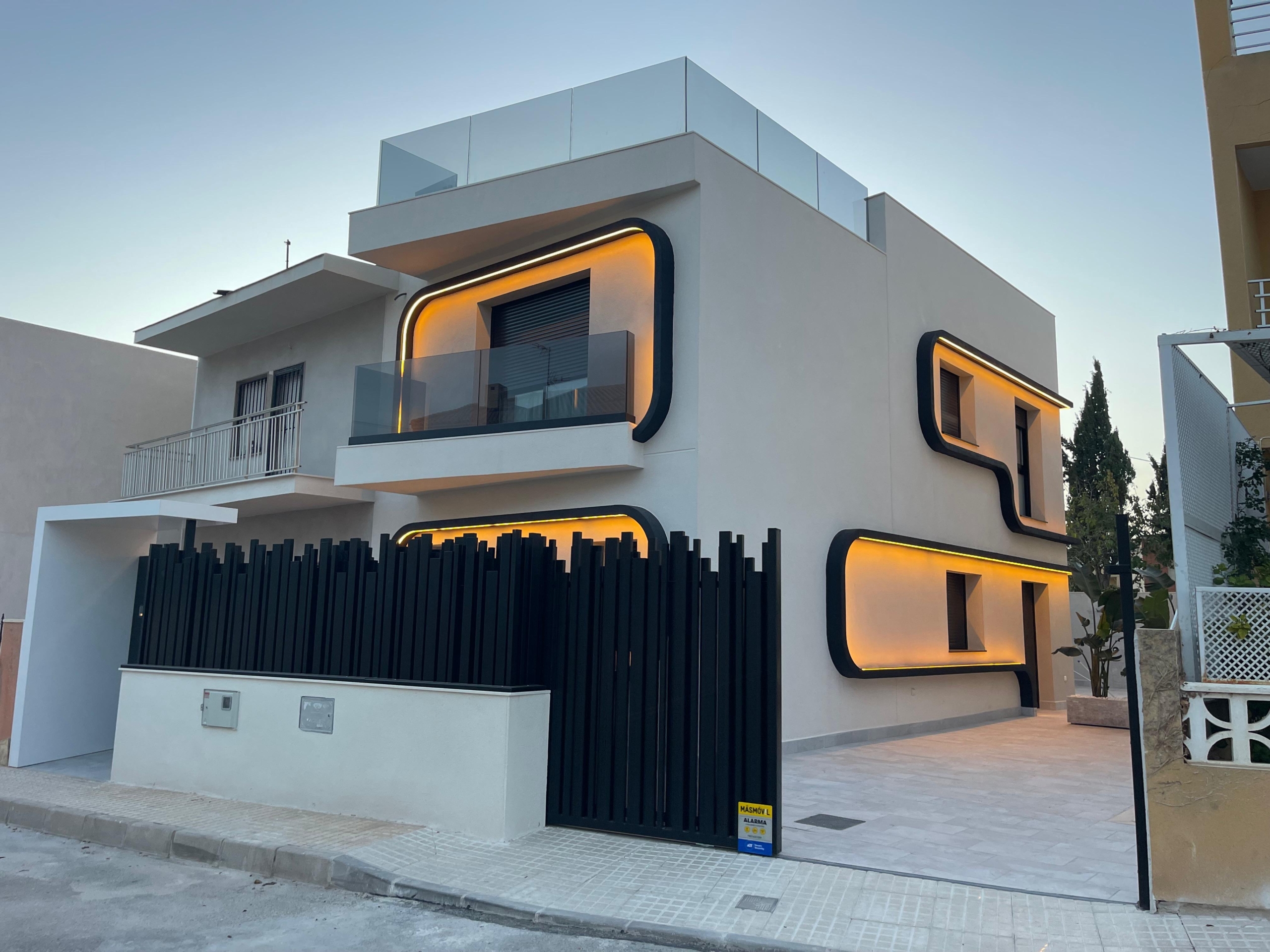 VILLA DE LUJO CON PISCINA PRIVADA, A SOLO 50 M DE LA PLAYA EN TORRE DE LA HORADADA